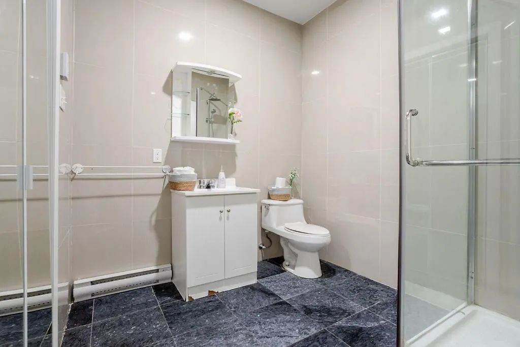 Spacious Studio On Bishop - Hot Spot Dtown Mtl مونتريال 0*,  كندا