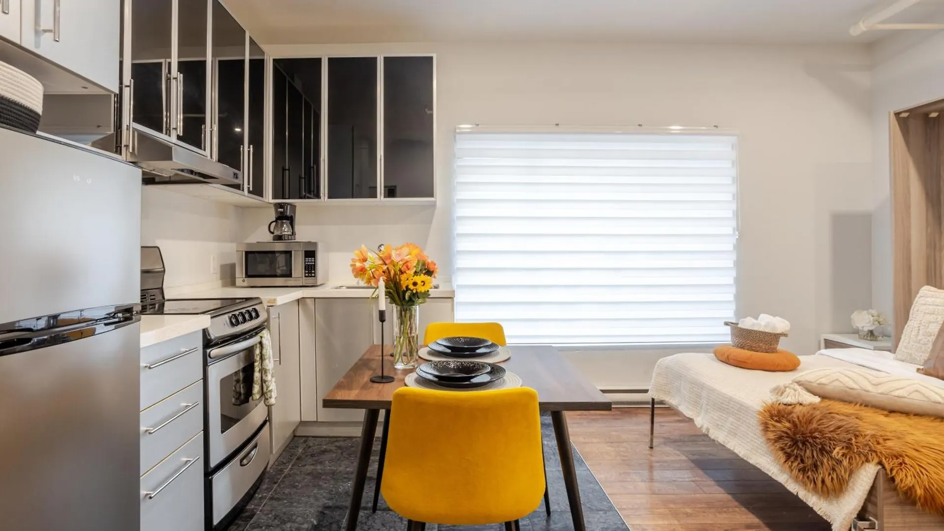 Spacious Studio On Bishop - Hot Spot Dtown Mtl مونتريال